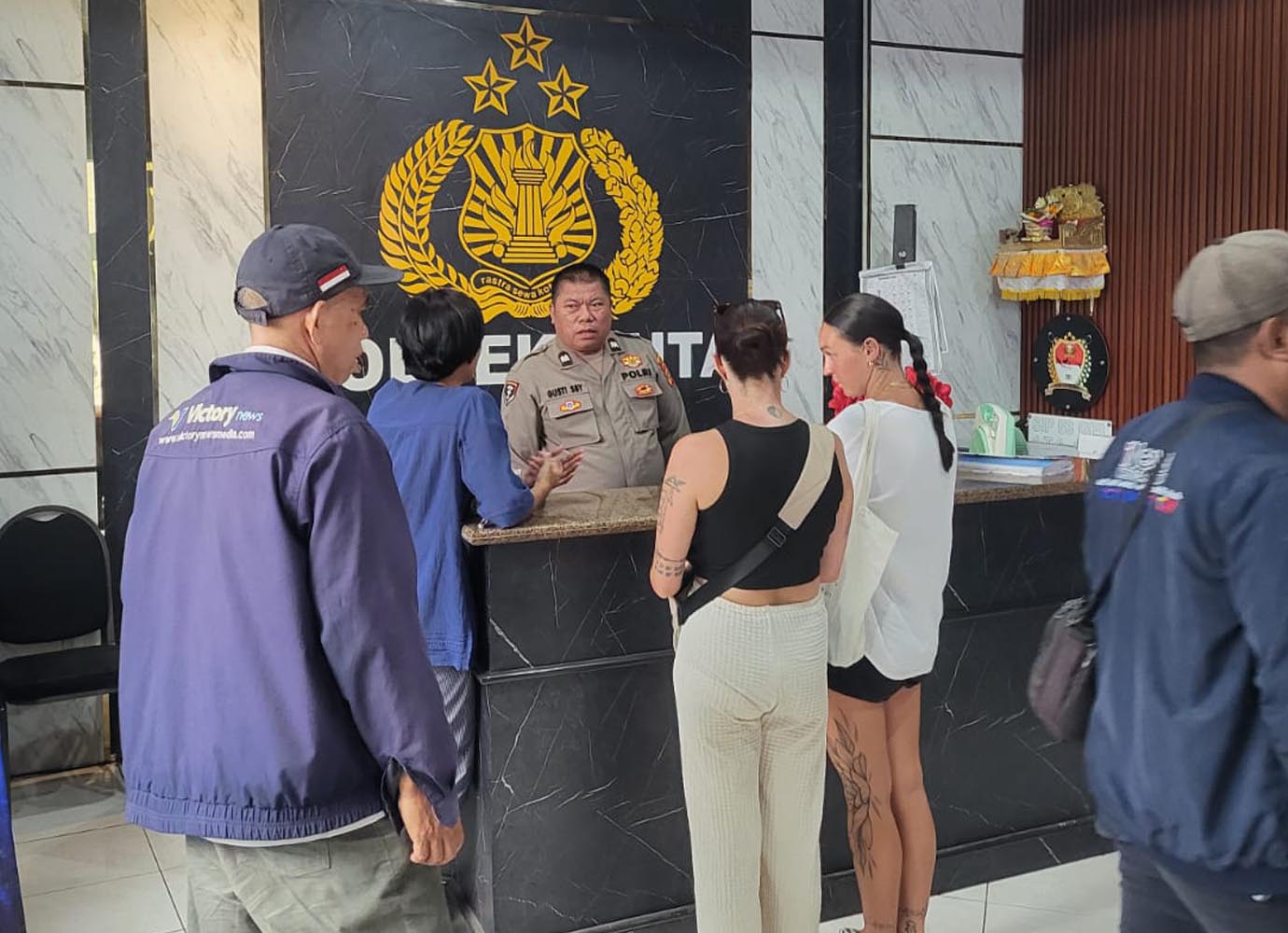 Hey Bali Dampingi wisatawan Inggris melapor ke polsek kuta